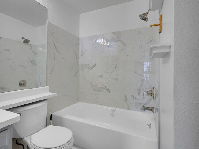 Building Photo - $1,795 // 2-Bed 1-Bath Charming Rowhome in...
