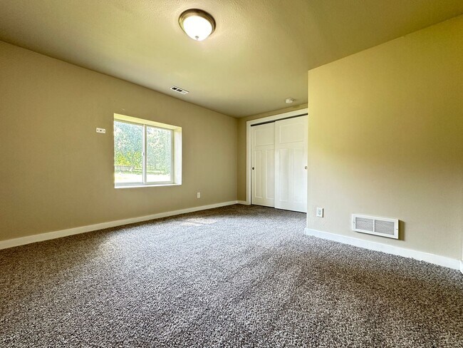 Building Photo - 3 Bed 2 Bath 2 Stall Garage - Country Styl...