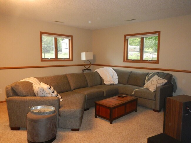 Building Photo - Spacious 3-Bedroom Home in Hudson
