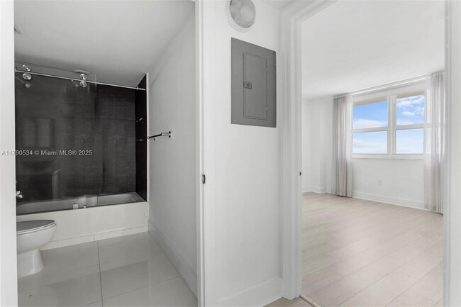 Building Photo - 1155 Brickell Bay Dr