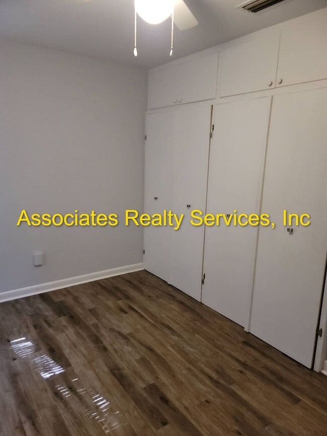 Building Photo - Spacious 3BR/2BA Home on a Quiet Corner Lot!