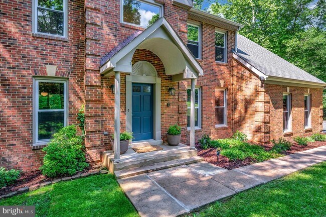 Building Photo - 2 English Hills Dr