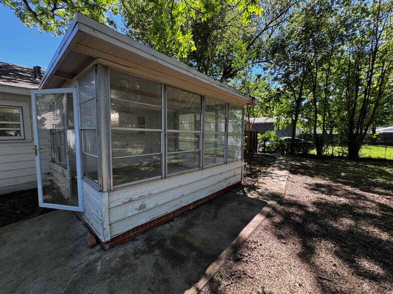 Building Photo - 321 Alexander Ave