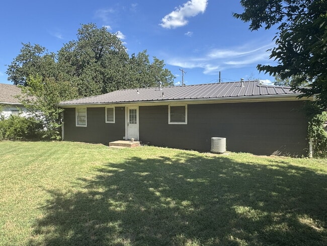 Building Photo - Cozy 2 Bed, 1 Bath Home