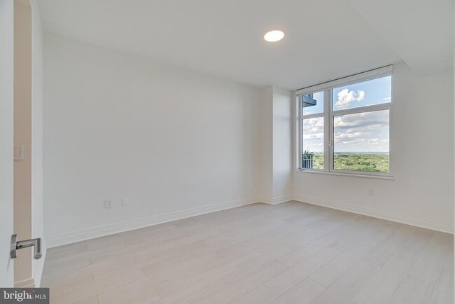Building Photo - 8220 Crestwood Heights Dr