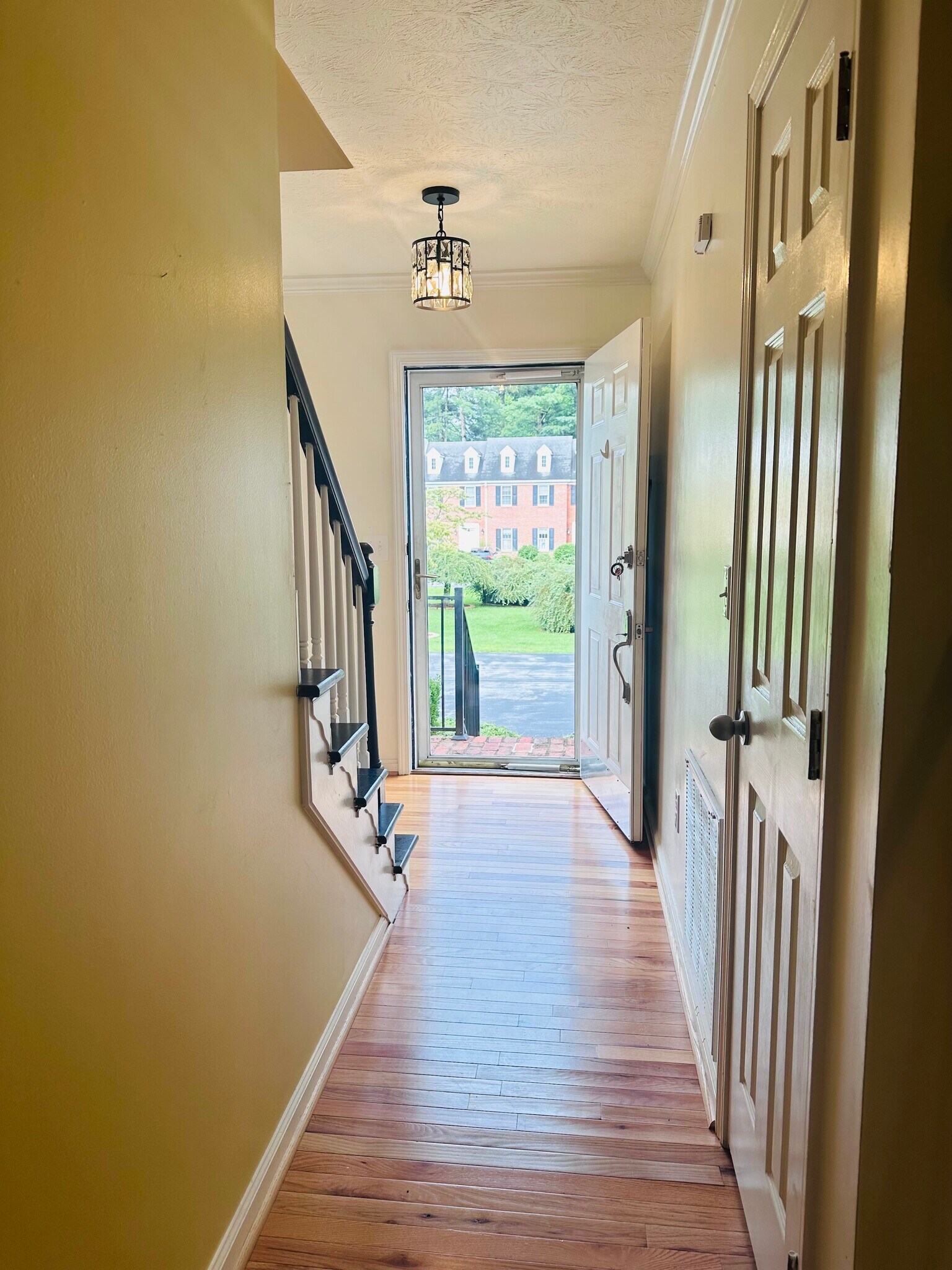 Entry - 817 Wayne Ave NE