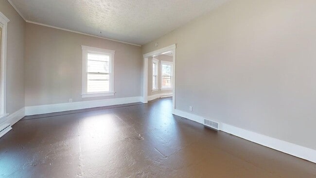 Building Photo - Beautiful 3 Bedroom 2 bathroom - Single Family Home