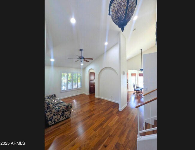 Building Photo - 242 S Sycamore Pl