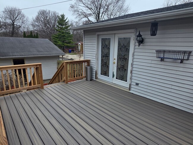 Building Photo - Updated 3 bedroom Kenosha home