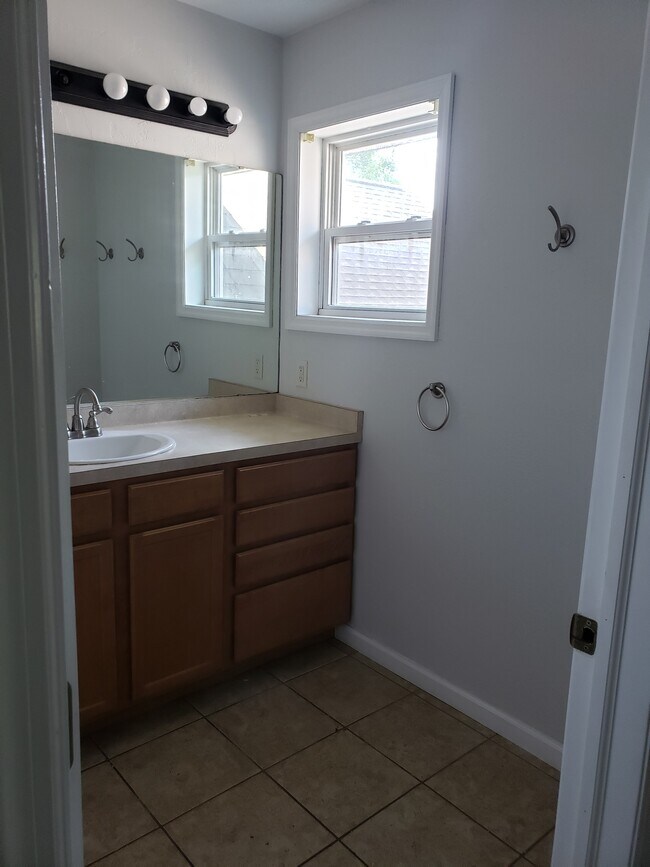 Building Photo - 527 W Harper St