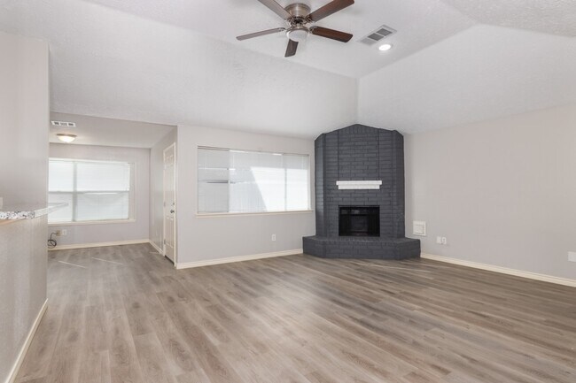 Building Photo - 15535 Evergreen Pl Dr