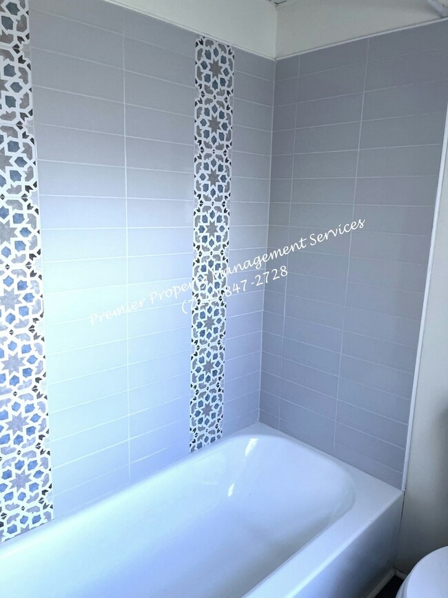 Building Photo - 600 8th St