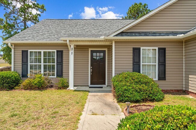 Building Photo - 3 Bed 2 Bath Convenient to Fayetteville an...