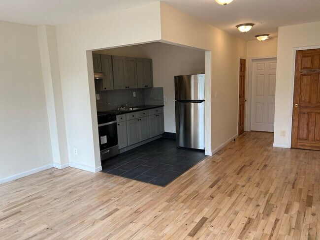 Interior Photo - 1256 CLAY AVE (929)263-1665