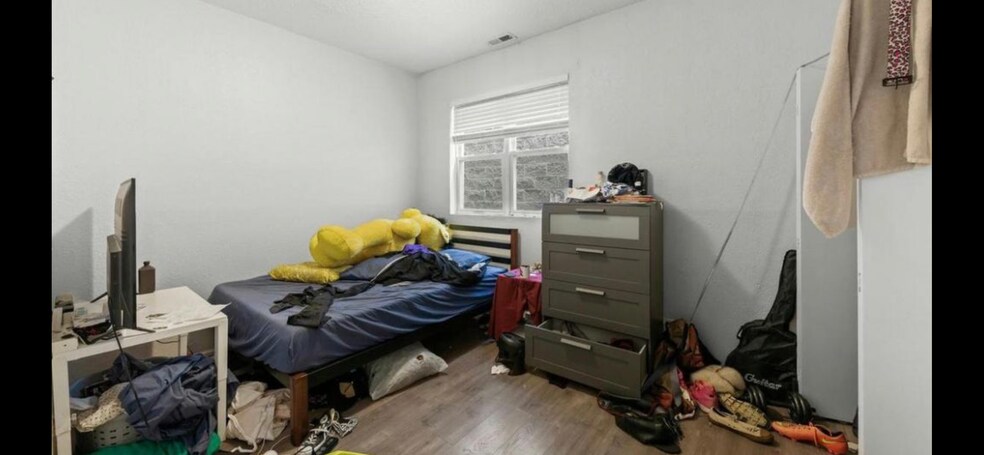Large bedrooms, easily fit queen size beds and furniture - 1539 N Campbell Ave