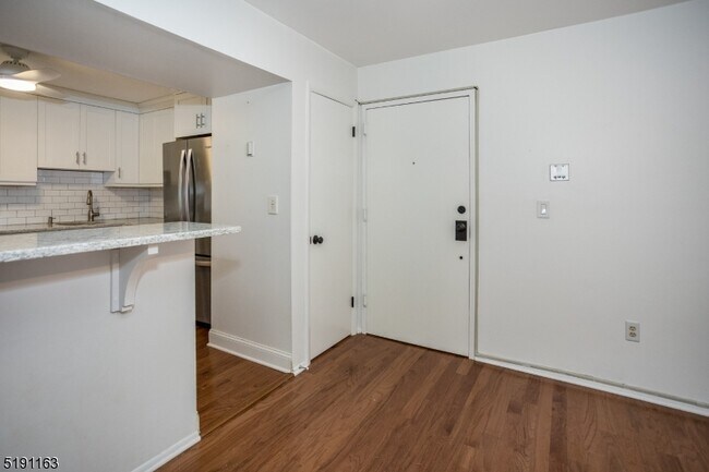 Building Photo - 41 Mt Kemble Ave