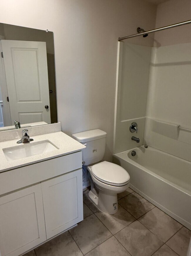 Building Photo - THREE BEDROOM/ END OF ROW TOWNHOME in Southern Lehigh Schools