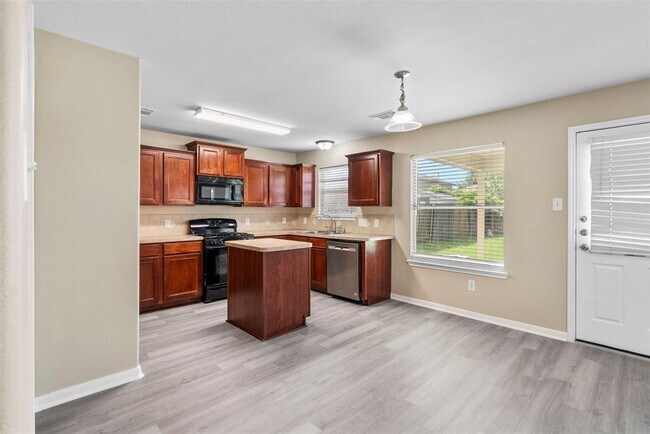 Building Photo - 2423 Pinpoint Dr