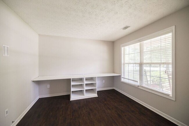 Building Photo - 453 Reba Ct