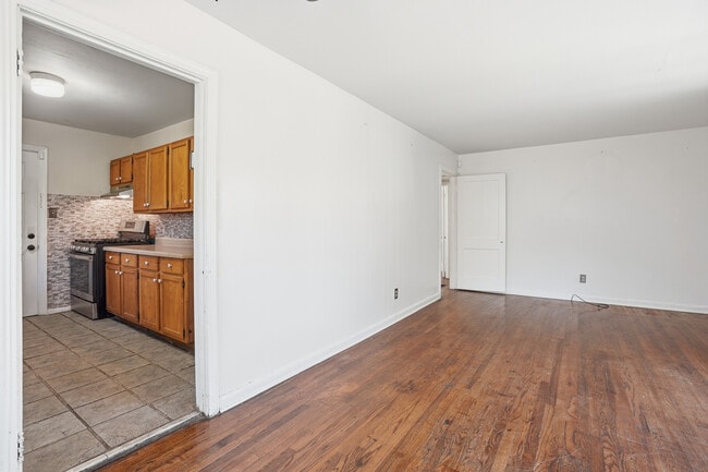 Building Photo - 517 11th Ct W