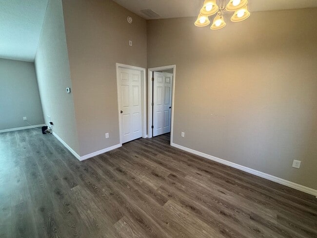 Building Photo - Great 3/2 in ideal location