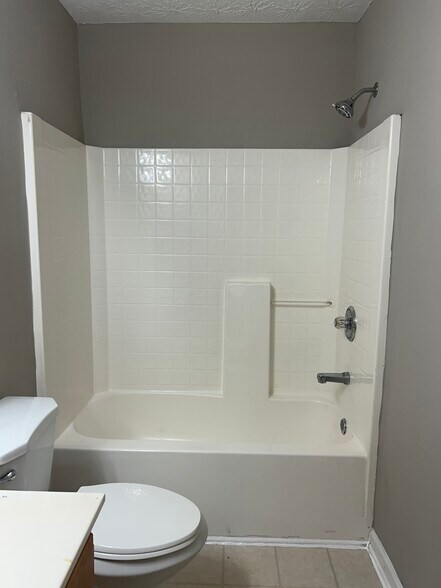 Hall Bathroom - 6694 Evans Trce