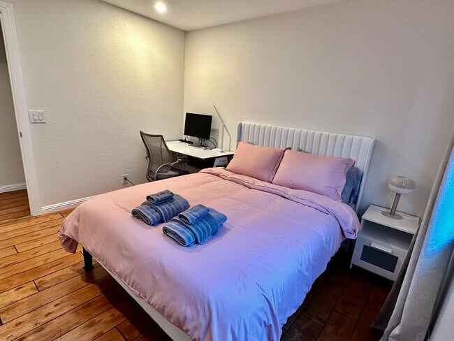 Building Photo - 6505 Skyfarm Dr