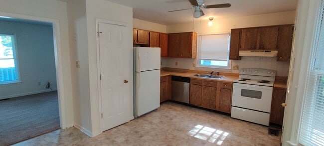 Building Photo - 3 bedroom home with fenced rear yard