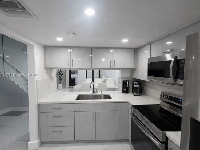 Building Photo - 844 W 41st St