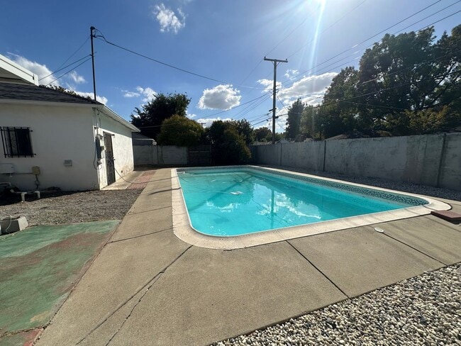 Building Photo - 3 Bedroom 2 Bathroom Home with Pool