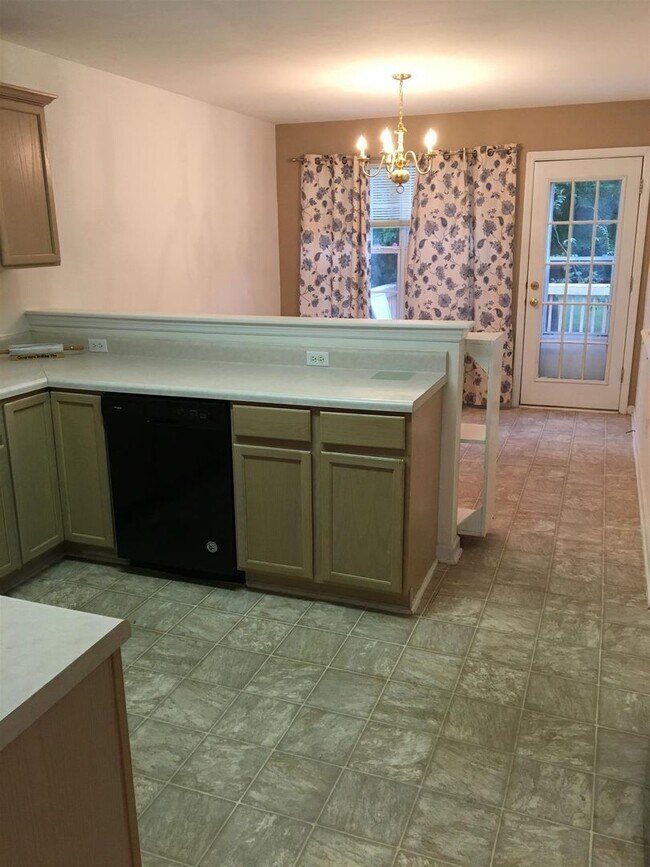 Building Photo - 3 Bedroom Hendersonville Ranch