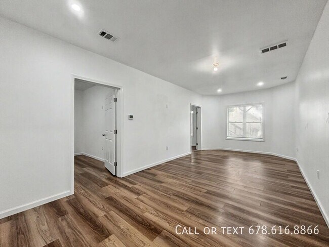Building Photo - 70 Charleston Ln