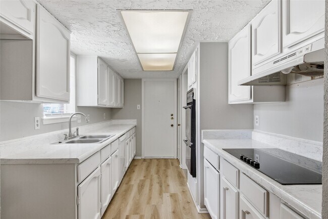 Building Photo - 6015 Knotty Post Ln