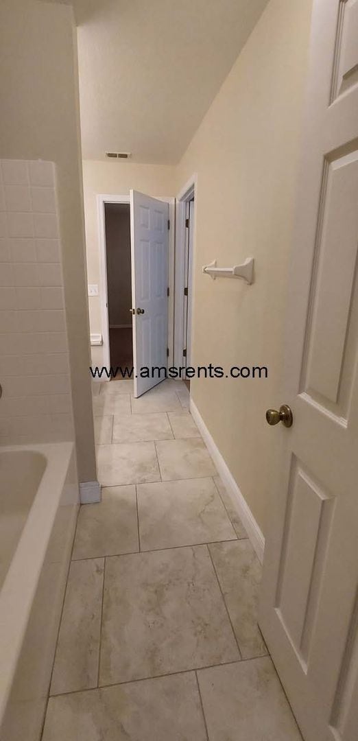 Building Photo - Spacious 3 Bedroom 2 Bath