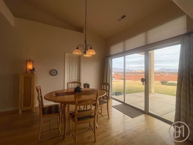 Building Photo - Sunny, spacious home in a prime cul-de-sac location!