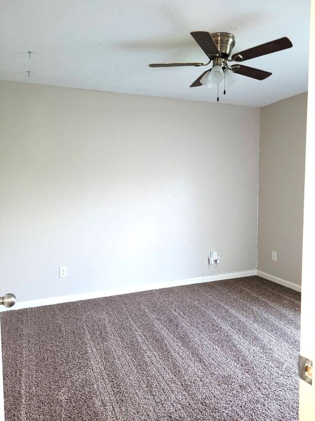Building Photo - 3 bedroom/ 2 Bath.... Move In Ready!!!!