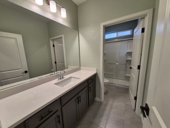 Building Photo - Gorgeous 4 Bedroom 3.5 bath with loft