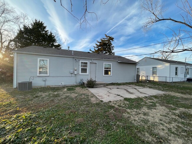 Building Photo - 3 bedroom home with fenced in back yard