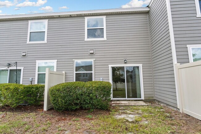 Building Photo - 3 Bedroom / 2.5 Bathroom Townhouse in the Meadows at Oakleaf