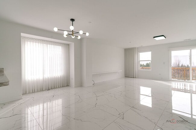 Building Photo - 667 W Hickory St