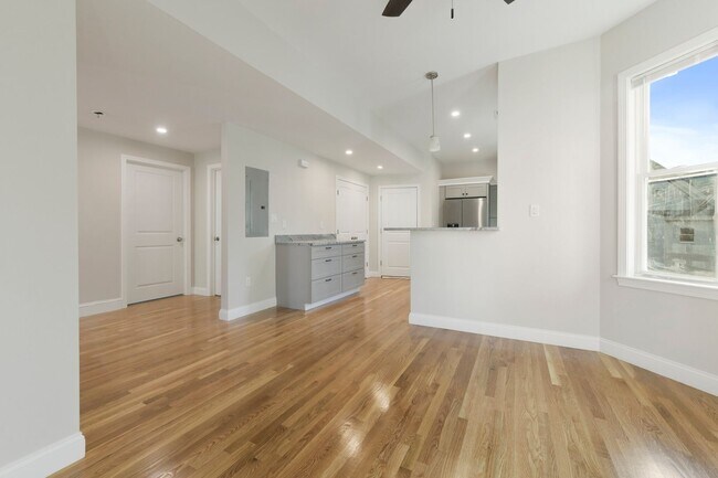 Building Photo - Renovated 4 bed 2 bath in Brighton!!!