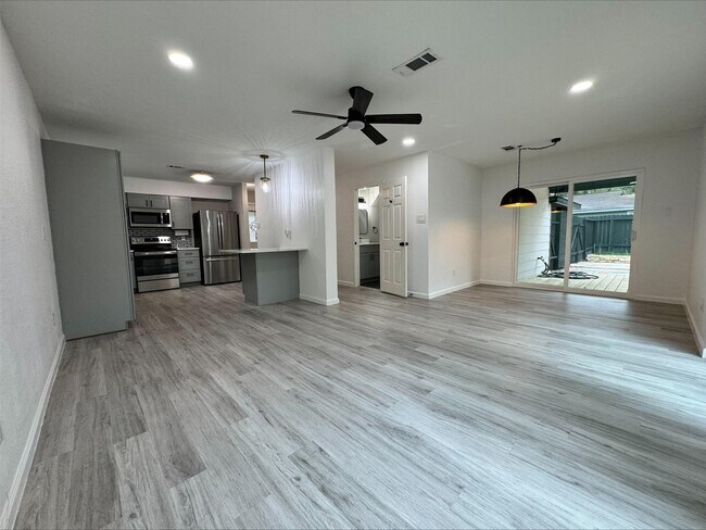 Building Photo - 1004 E Red Cedar Cir