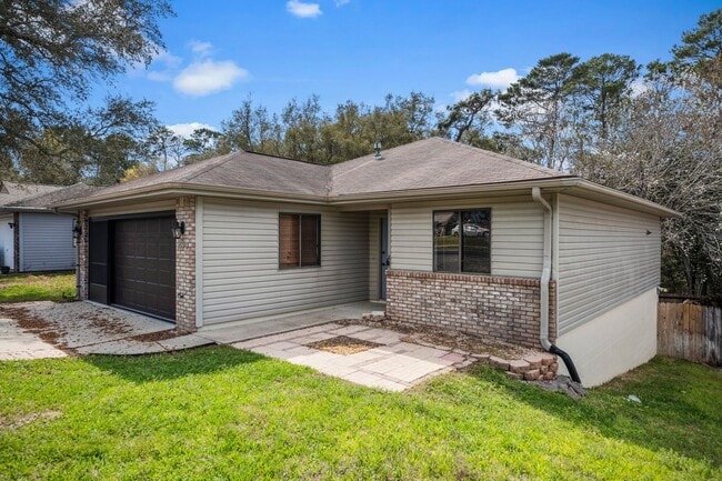 Building Photo - Updated home in convenient location!!
