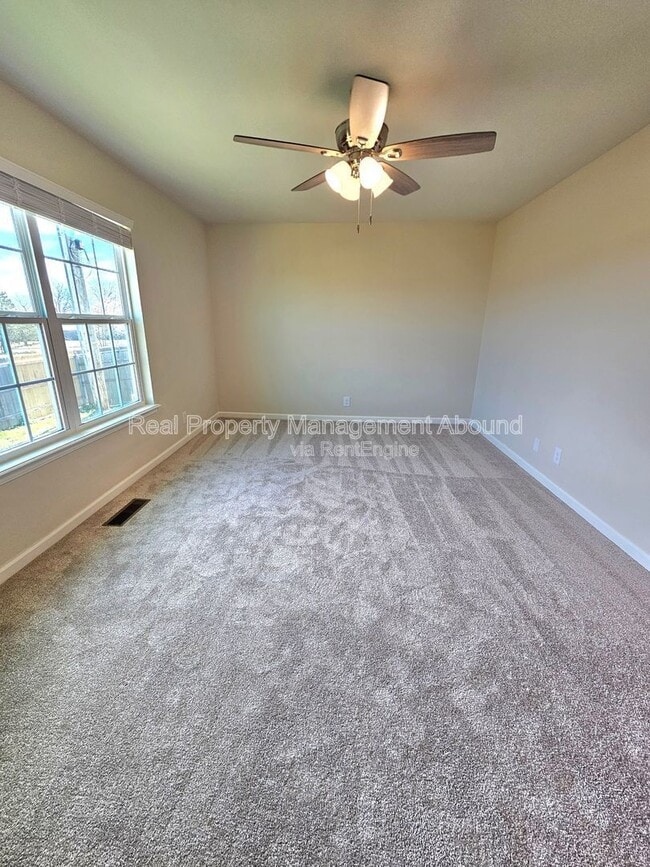 Building Photo - 1611 N Hickory Ave