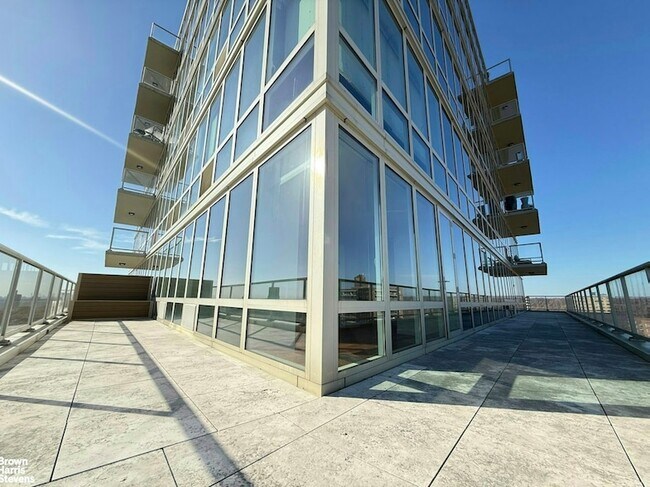Building Photo - 640 W 237th St