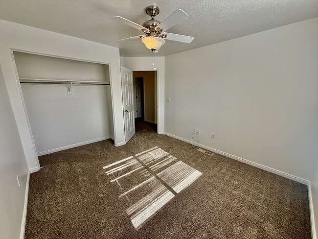 Building Photo - 3 Bedroom/ 2.5 Bath Townhome in Hawk Hollow