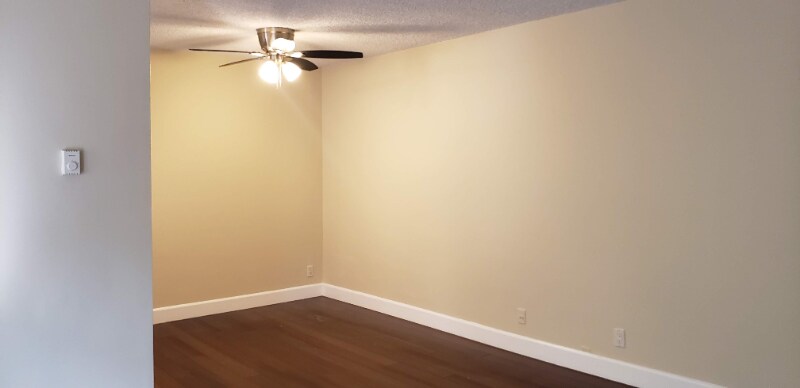 Building Photo - 2130 N Beachwood Dr