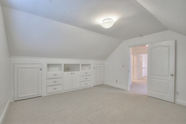 Building Photo - 4335 N Chapel Rd