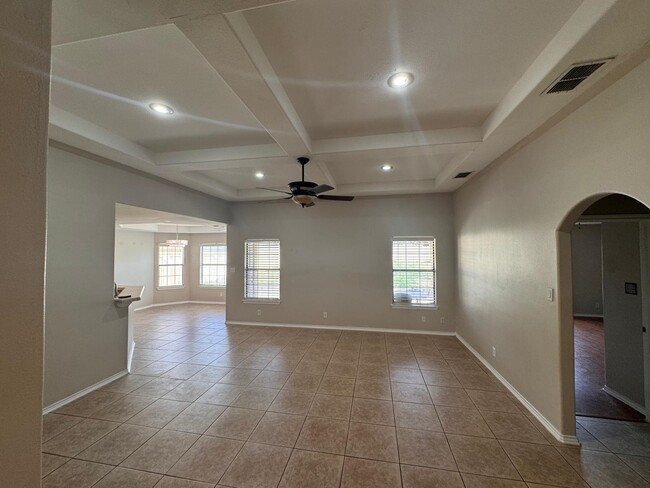 Building Photo - 705 Puig Dr