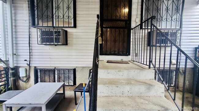 Building Photo - 139 Hopkins St